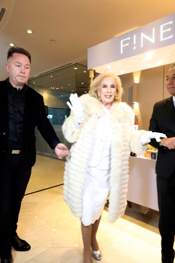 ©rsfotos MIRTHA LEGRAND en desfile