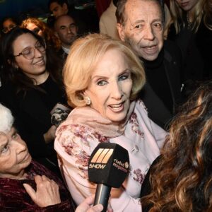 Mirtha aplaudida en el teatro a la salida de LA SIRENITA