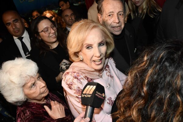 ©rsfotos Mirtha aplaudida en el teatro a la salida de LA SIRENITA