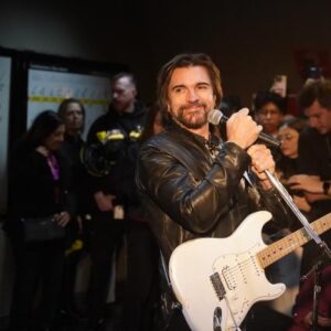 Juanes cantando en el subte