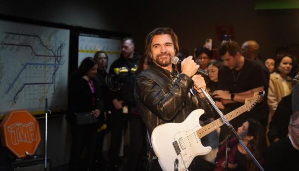 juanes00000 Juanes cantando en el subte