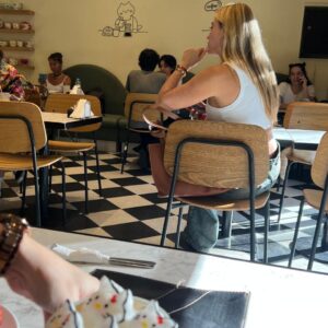 Jesica Cirio con su hija en heladeria